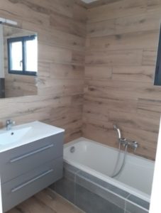 constructeur maison romans sur isere-salle de bain carrelage bois