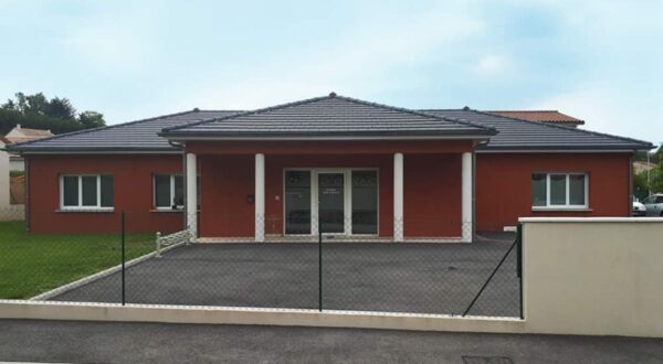 Acadie rénovation globale énergétique bâtiment façade rouge et muret crème