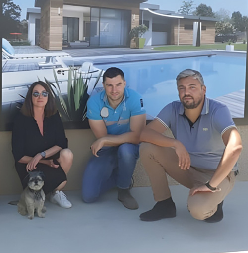 L'équipe ACADIE devant une maison piscine est à votre service