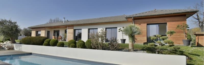 maison contemporaine facade bois crépis par acadie constructeur maison neuve drome. 