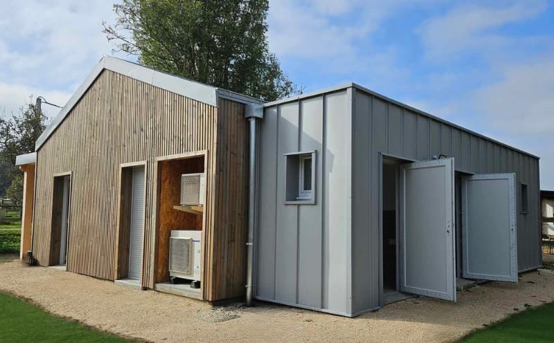 un bâtiment tertiaire avec bardage alu et bois par ACADIE contractant général du bâtiment drome ardèche