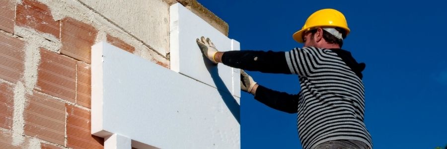pose d'un isolant pour une rénovation énergétique batiment projet conduit par l'entreprise de rénovation énergétique ACADIE.